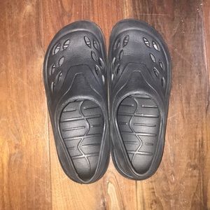 black knockoff crocs